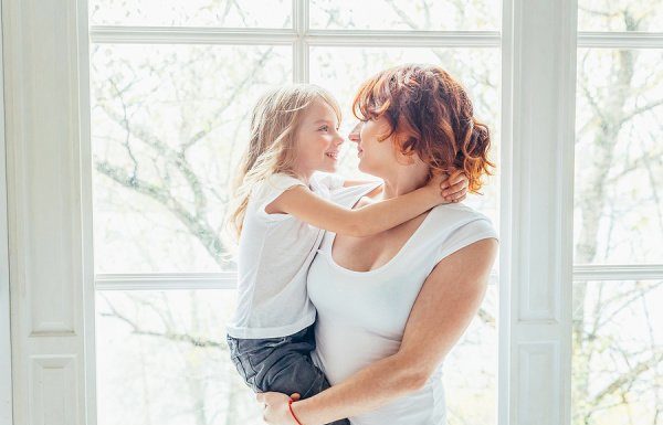 How To Be a Present Mom: 10 Present Parenting Tips and Ideas